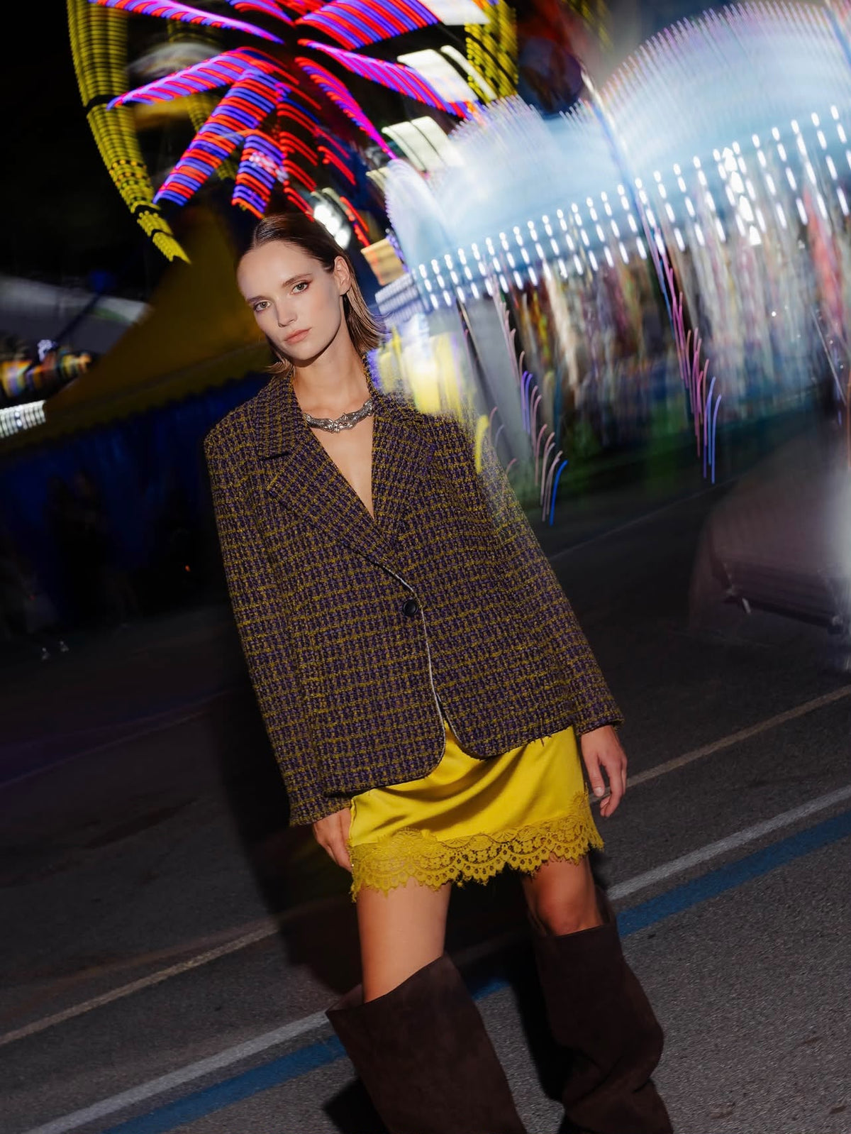 Blazer in tweed viola e gonna in raso giallo, collezione autunno inverno 2026b1