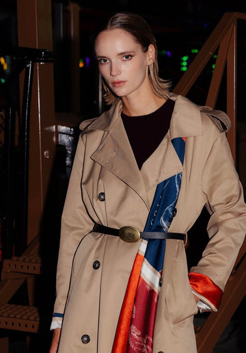 Trench beige con foulard in seta e cintura