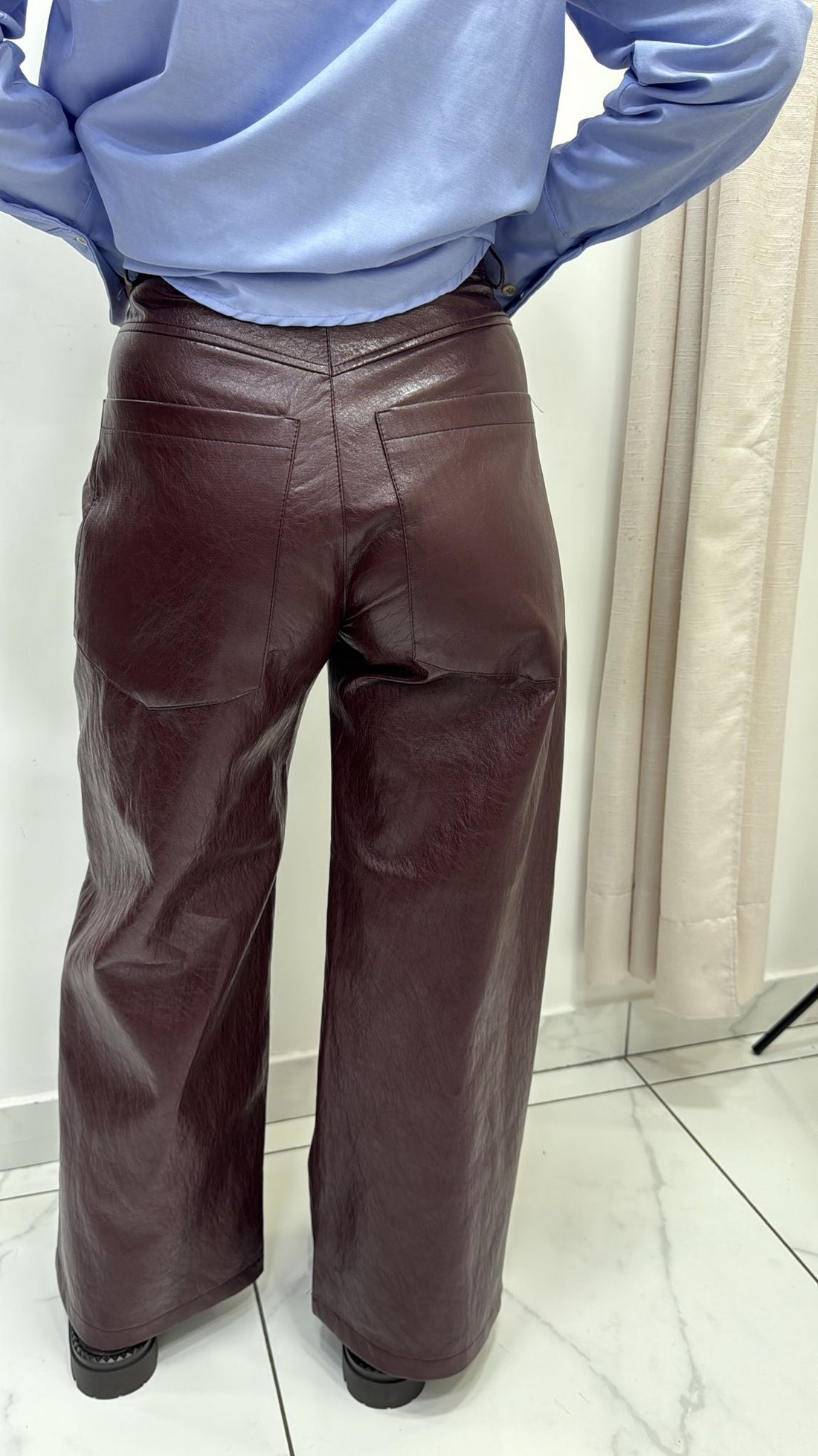 Tensione in pantalone pelle